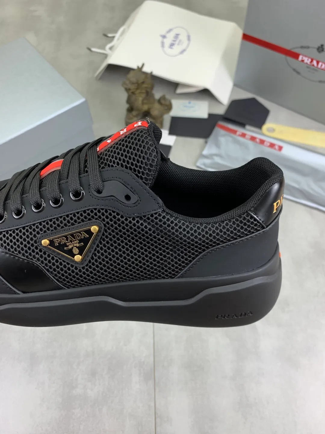 Men's shoes 💰P600💰 [New style] popular models are on the official website, 🆘 Trendy brand (Prada) mainly promotes popular models, avant-garde and versatile fashion men's shoes private version mold opening, cowhide surface splicing 1:1.. Fashionable and simple, original imported cowhide lining cowhide feet; the atmosphere and personality are more fashionable, eye-catching and pursuing class. It will subvert old ideas and be a must-have for fashion trendsetters with you! Must keep it for yourself! Tall and comfortable, large and low, high-end quality workmanship. Size: 38-45 3️⃣colors available.
